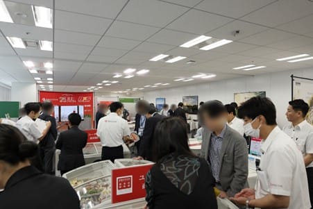 *内覧会来場者の様子1