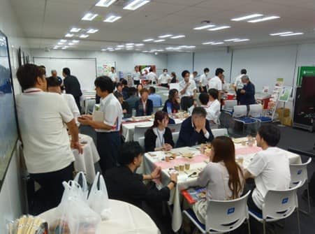 *内覧会来場者の様子2